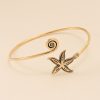 Bracelet en laiton doré avec spirale et étoiles de mer