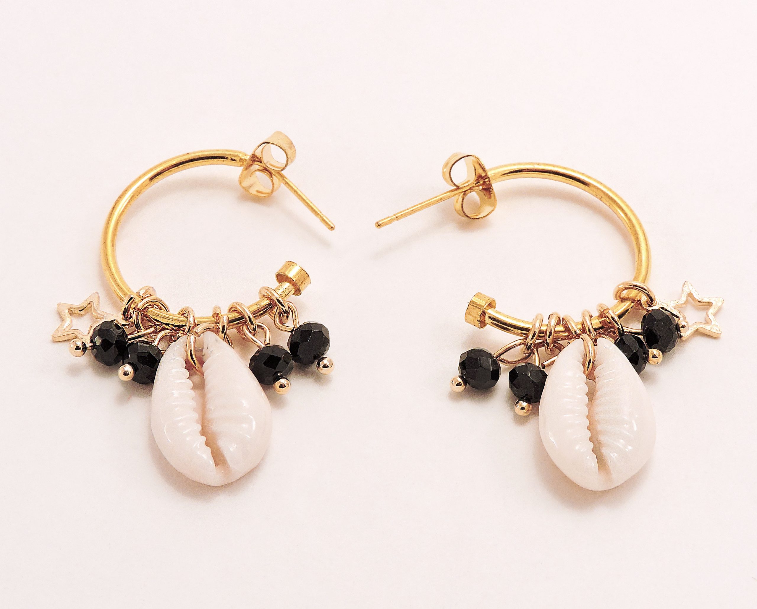 Boucles d'oreilles dorées avec charmes et coquillages