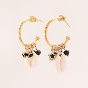 Boucles d'oreilles dorées avec charmes et coquillages