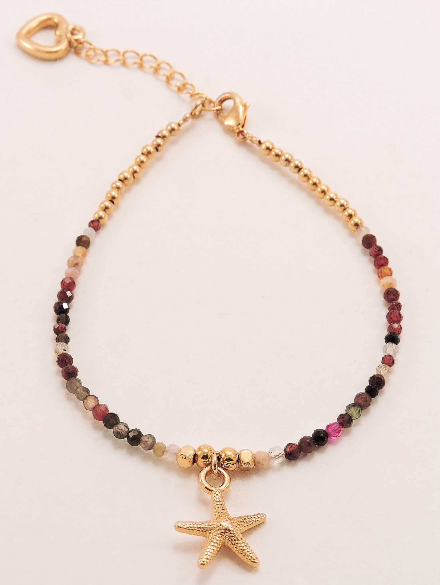 Bracelet en acierBracelet en pierres fines et breloque étoile de mer doré et perles multicolores avec charmes étoile de mer
