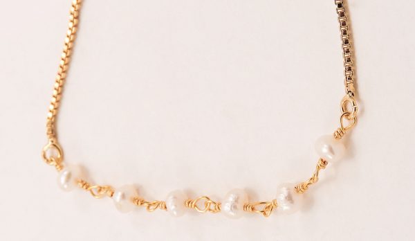 Bracelet en acier doré et perles nacrées
