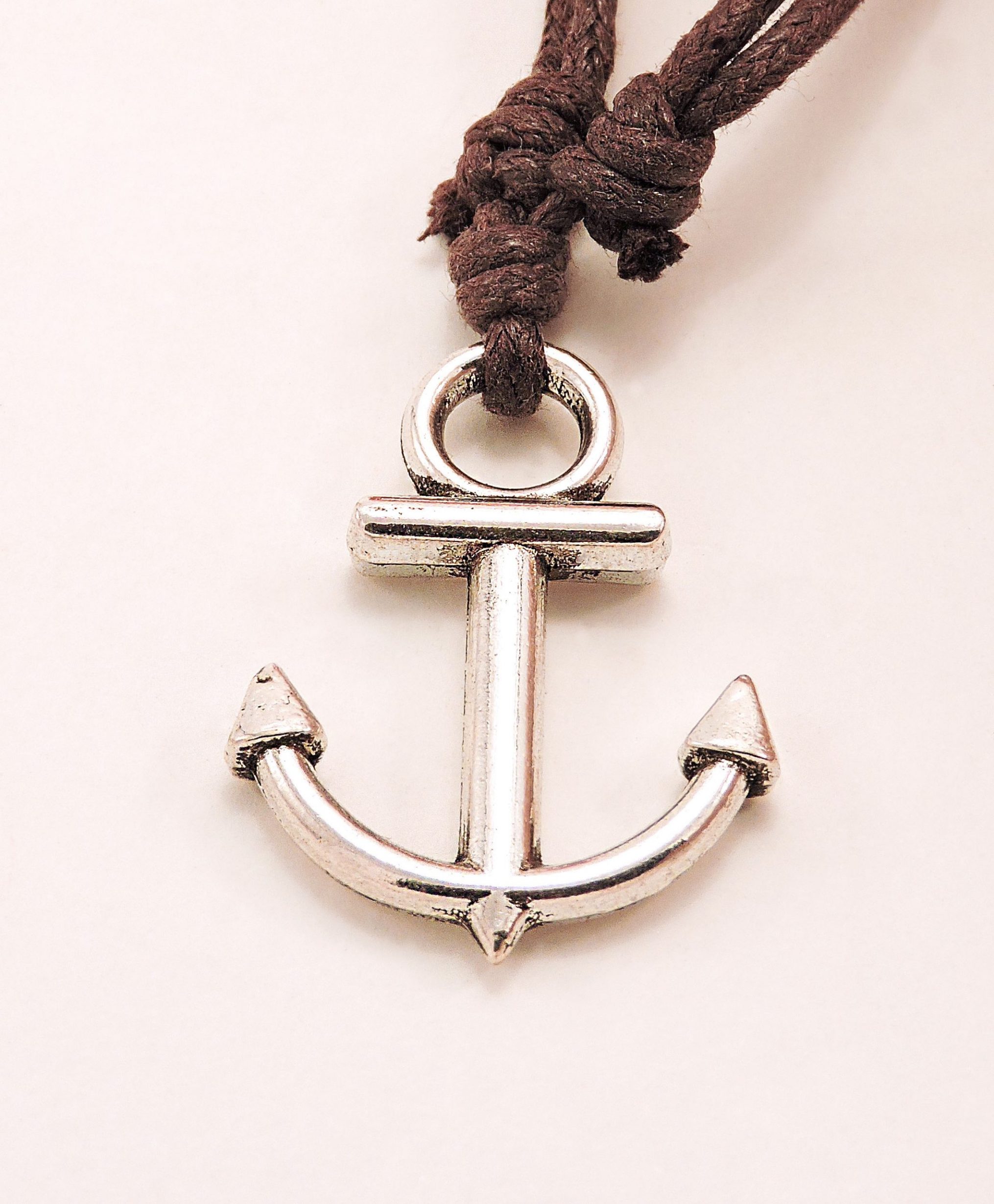 Collier en cordon et pendentif ancre