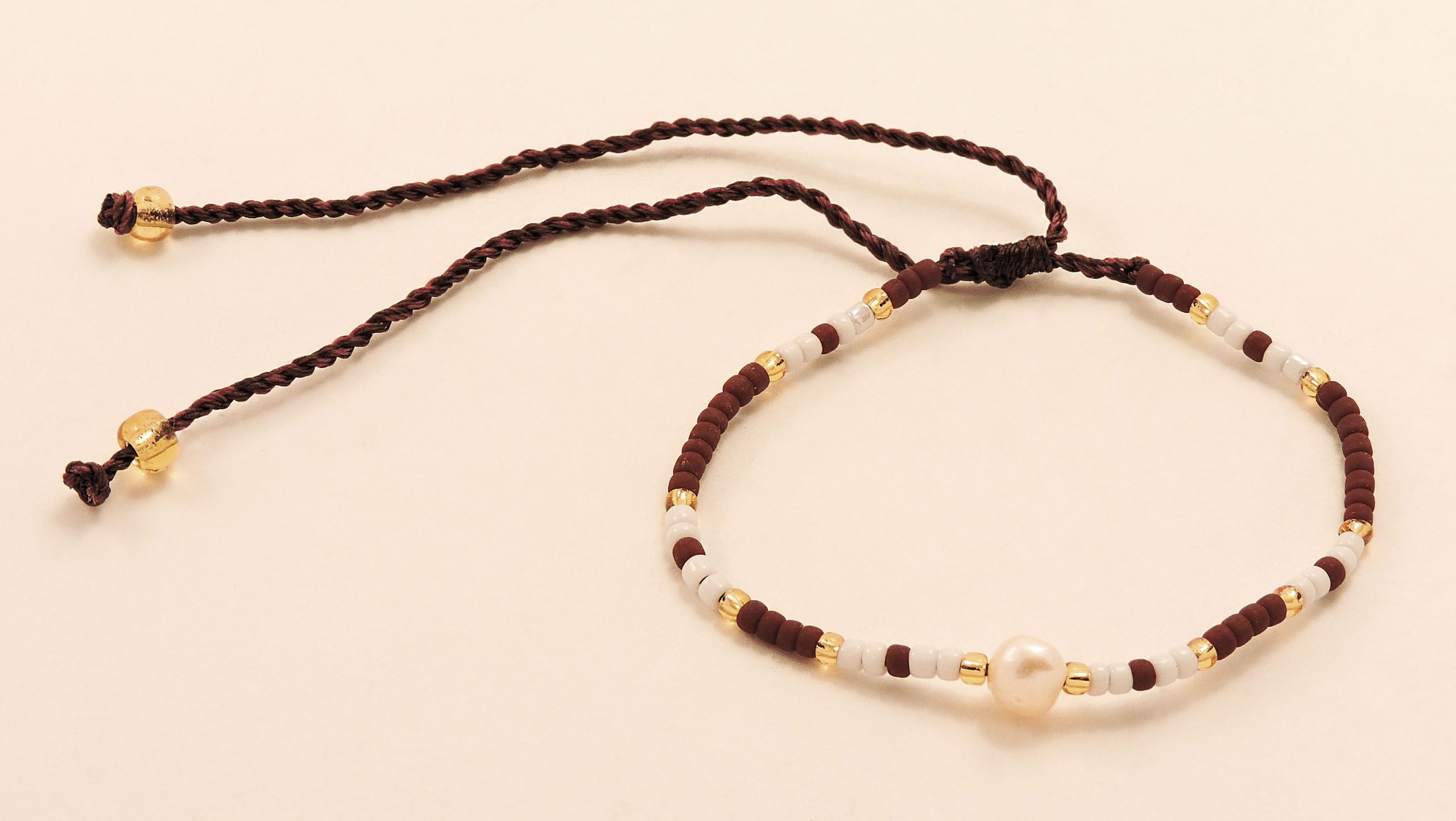Bracelet en perles bordeaux, blanches et nacrées