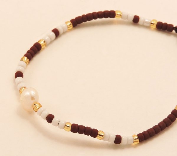 Bracelet en perles bordeaux, blanches et nacrées