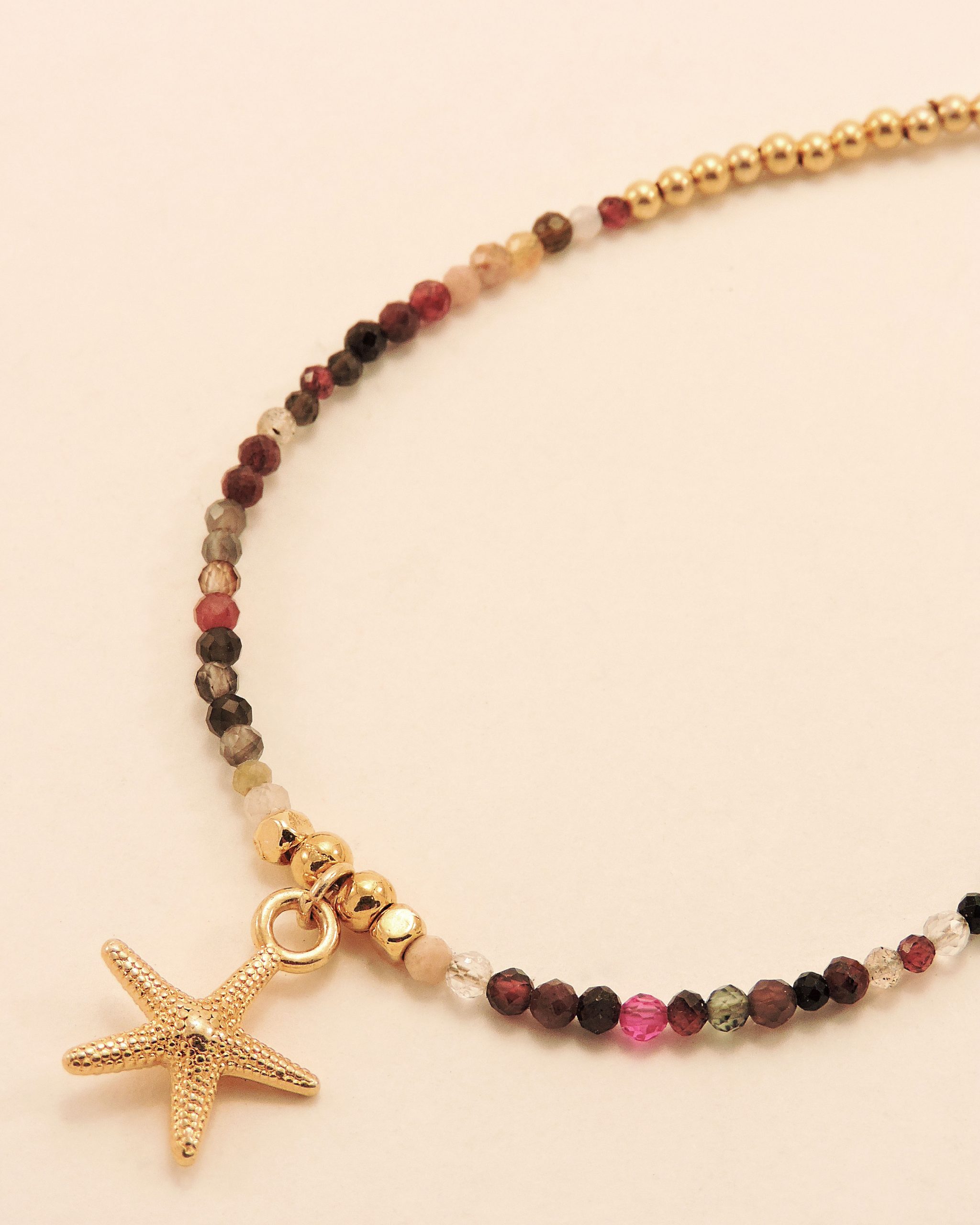 Bracelet en pierres fines et breloque étoile de mer