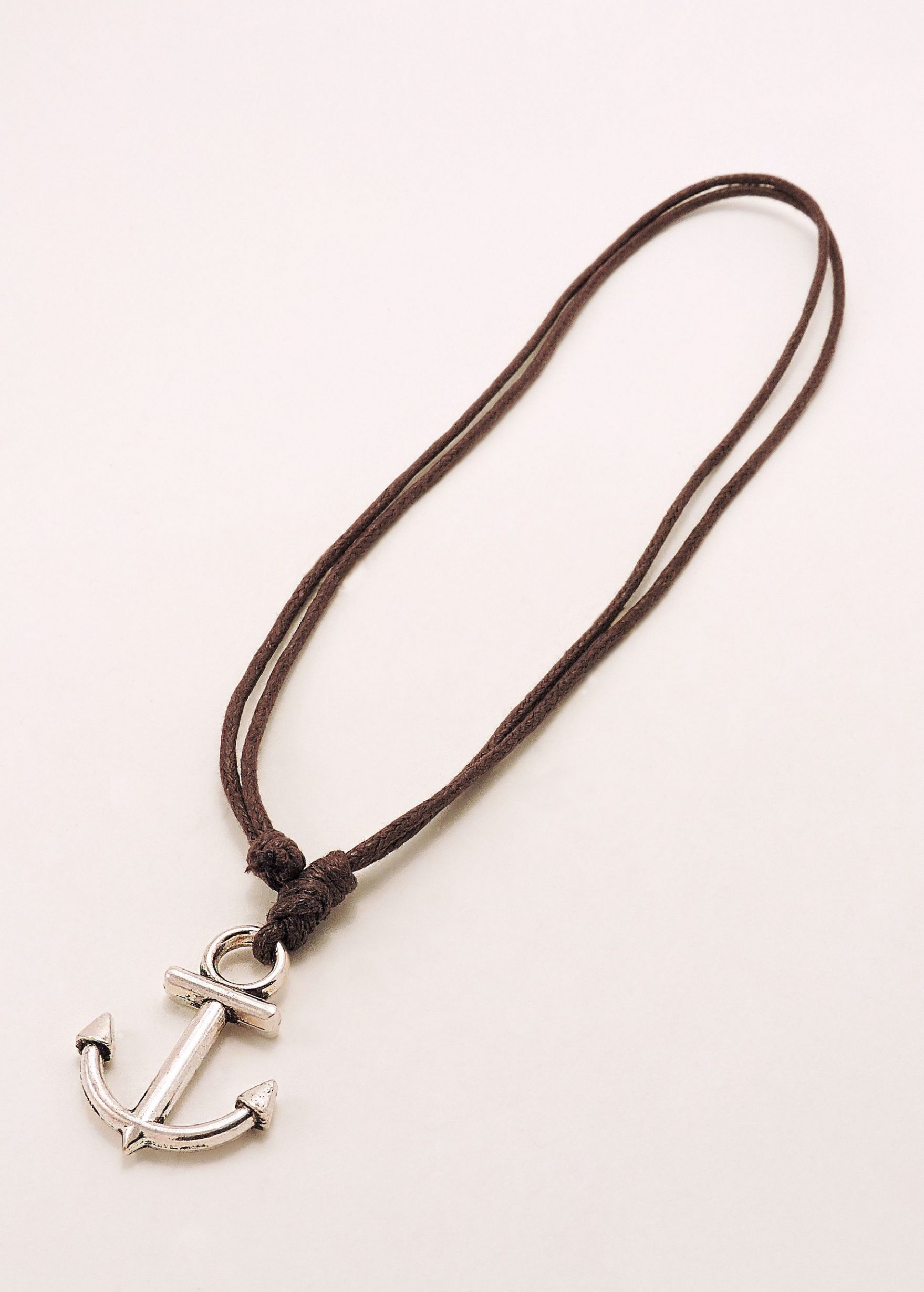 Collier en cordon et pendentif ancre
