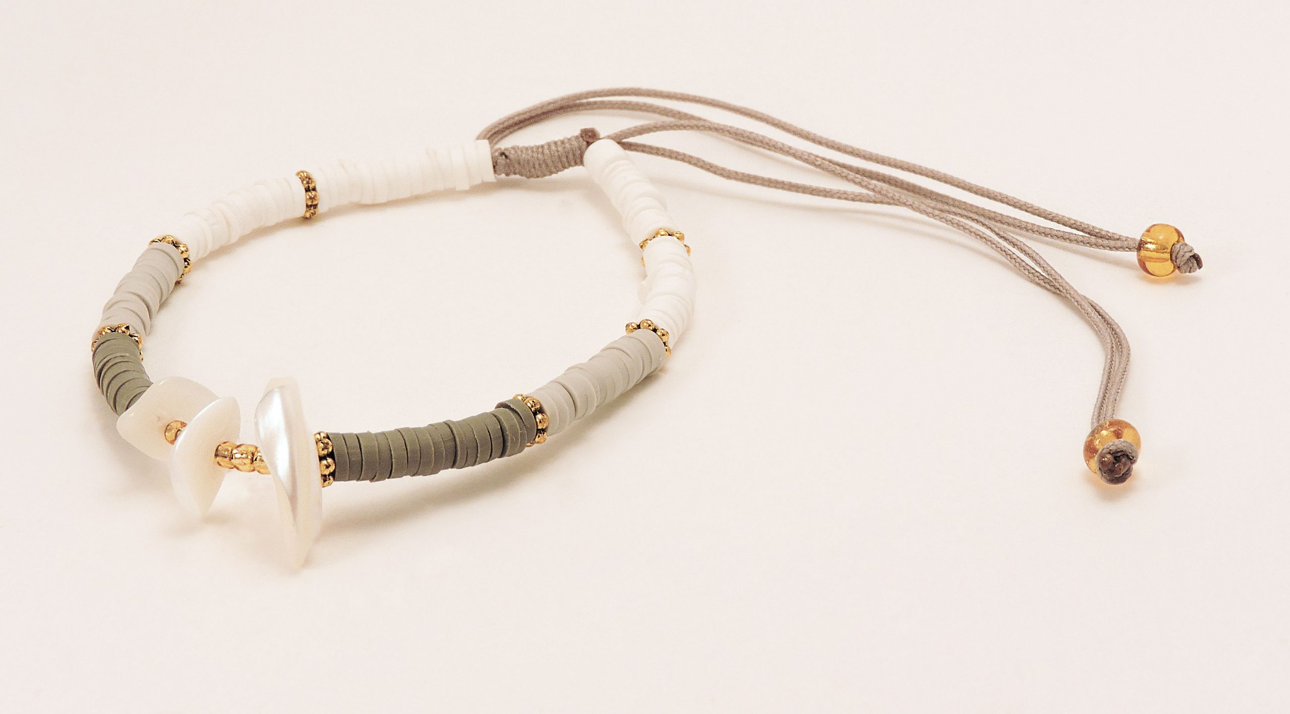 Bracelet gris et blanc avec nacre