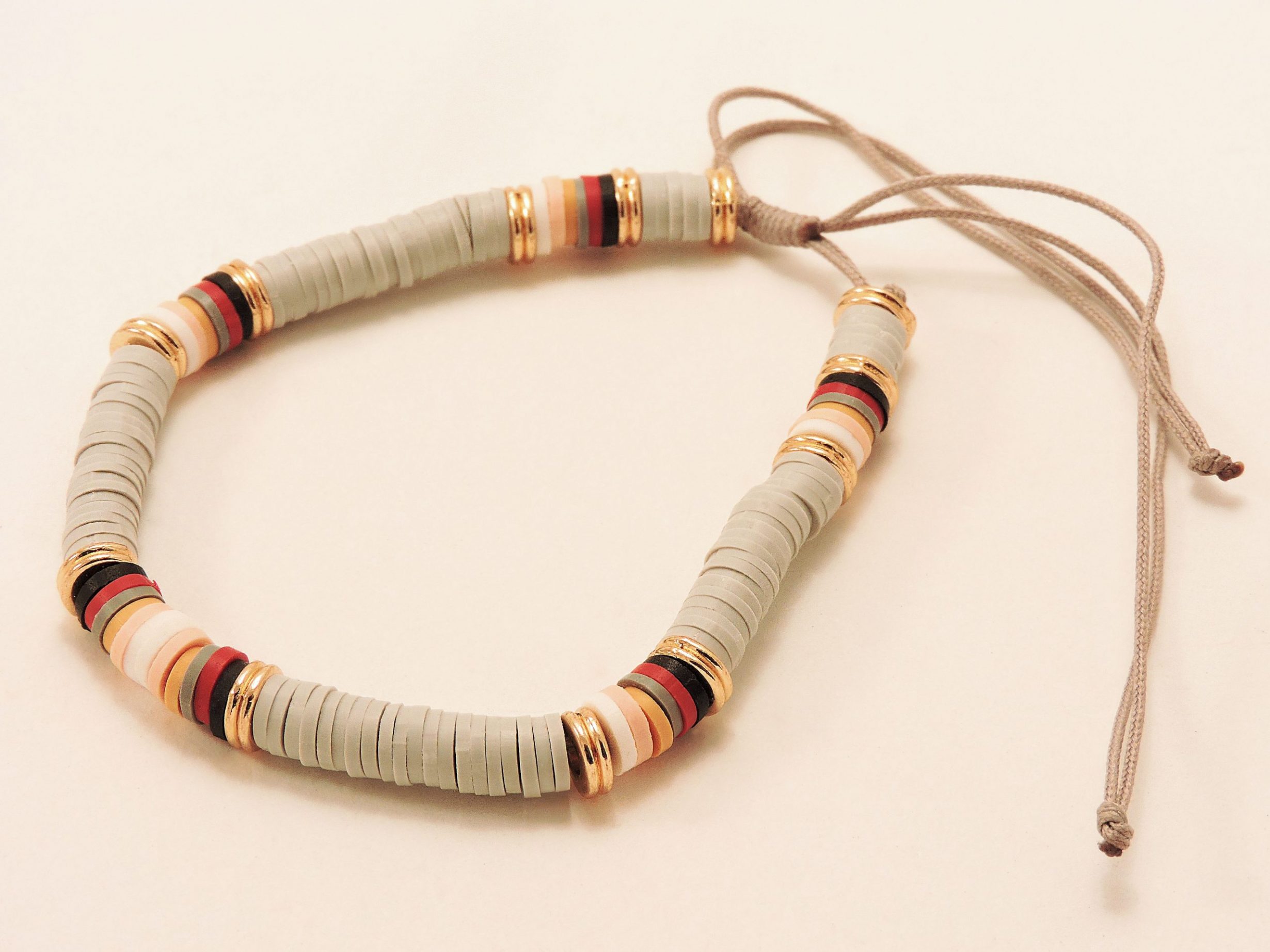 Bracelet réglable en perles de vinyle grises, dorées