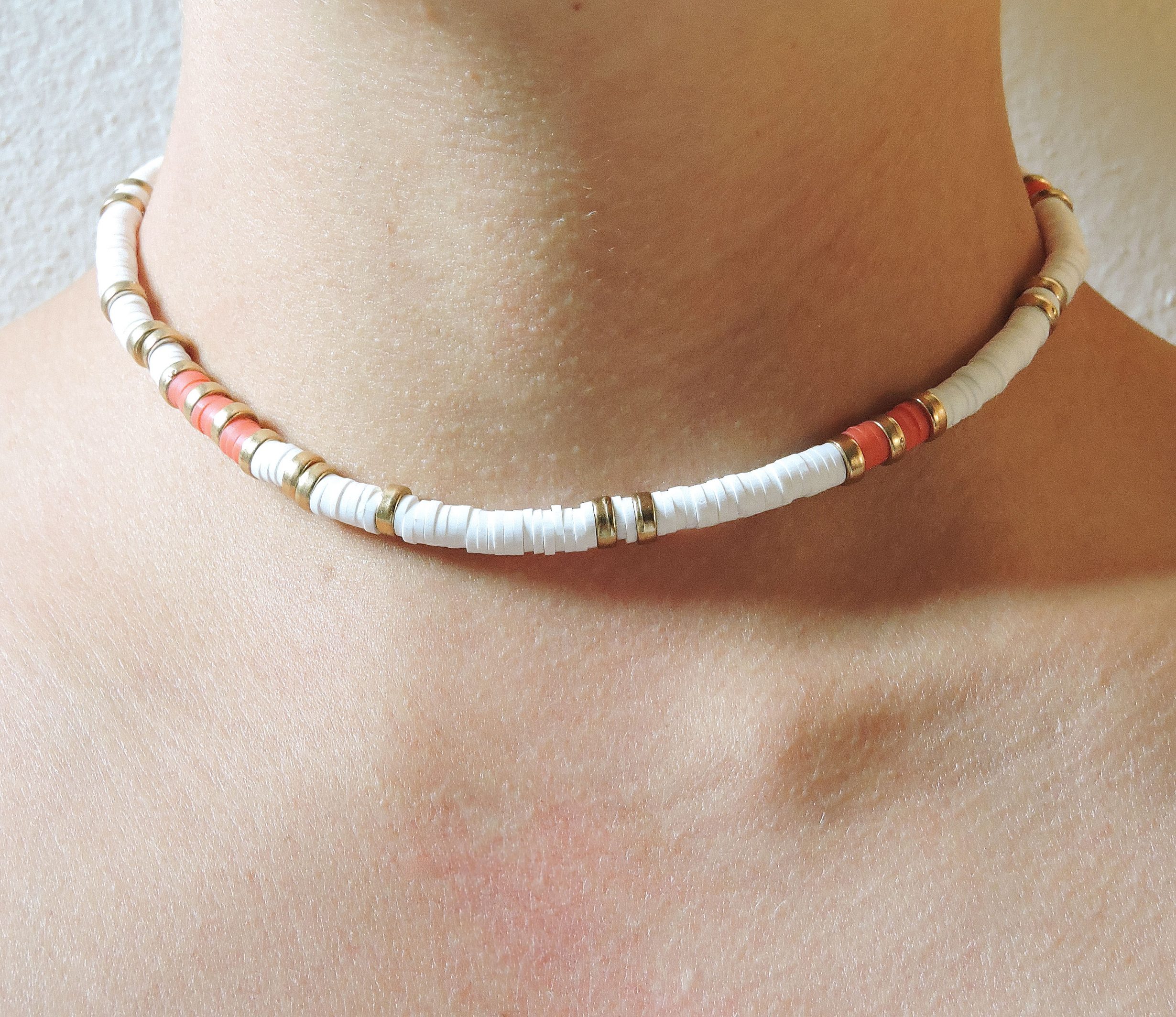 Collier perles heishi blanches Collier perles heishi blanches