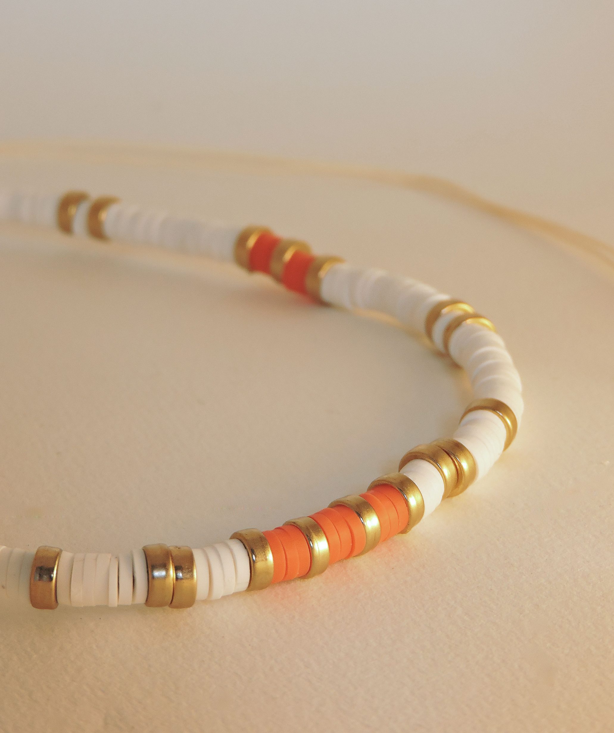 Collier perles heishi blanches Collier perles heishi blanches