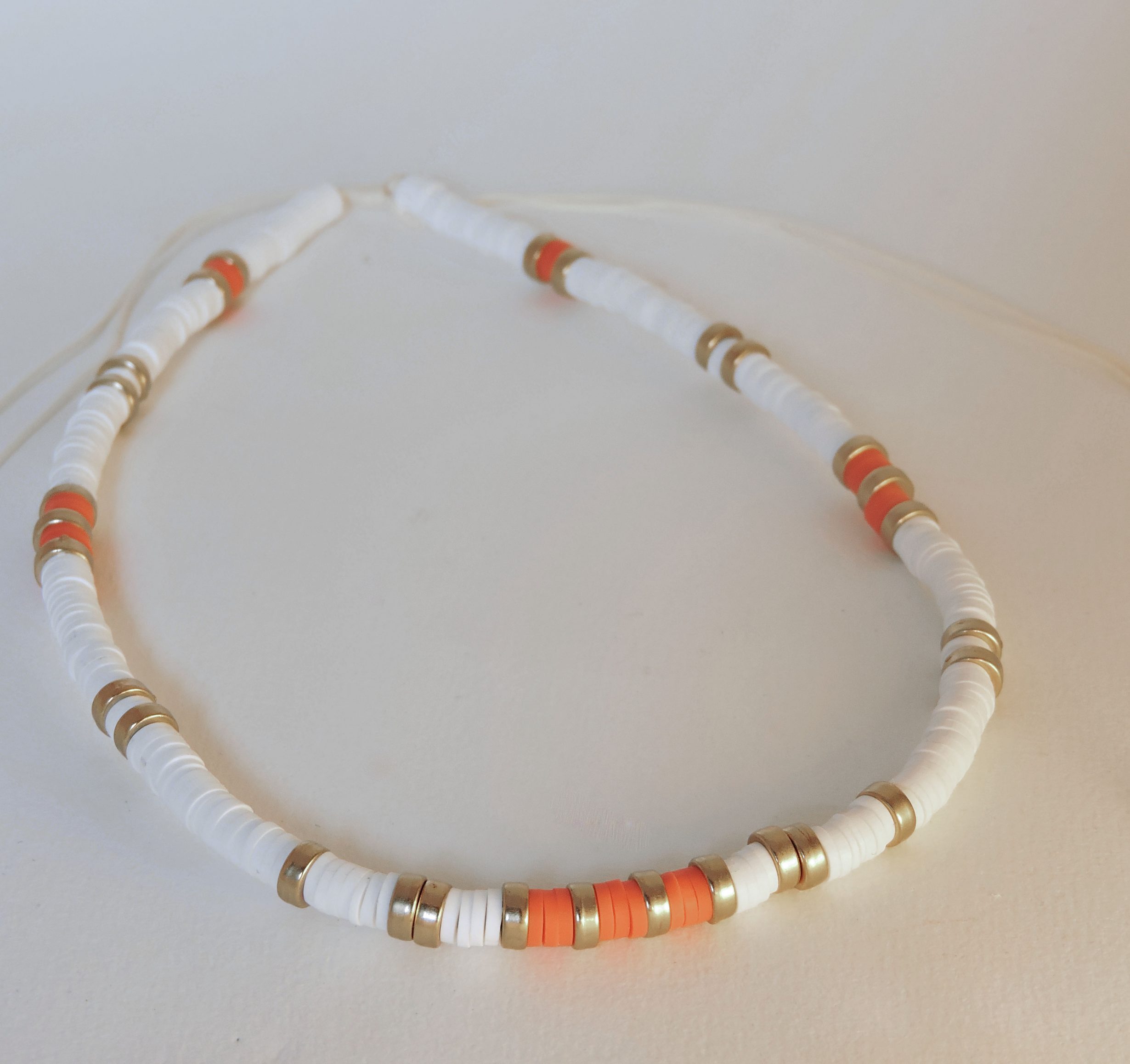 Collier perles heishi blanches Collier perles heishi blanches