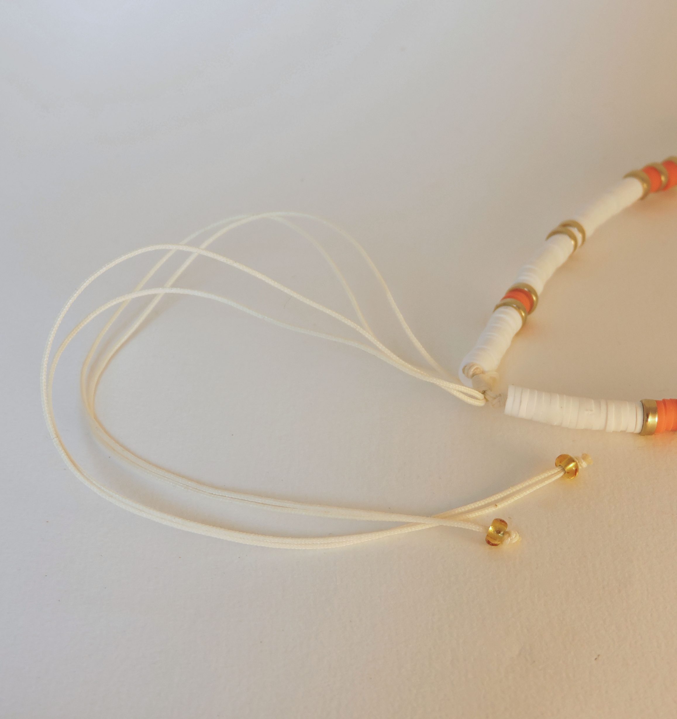 Collier perles heishi blanches Collier perles heishi blanches