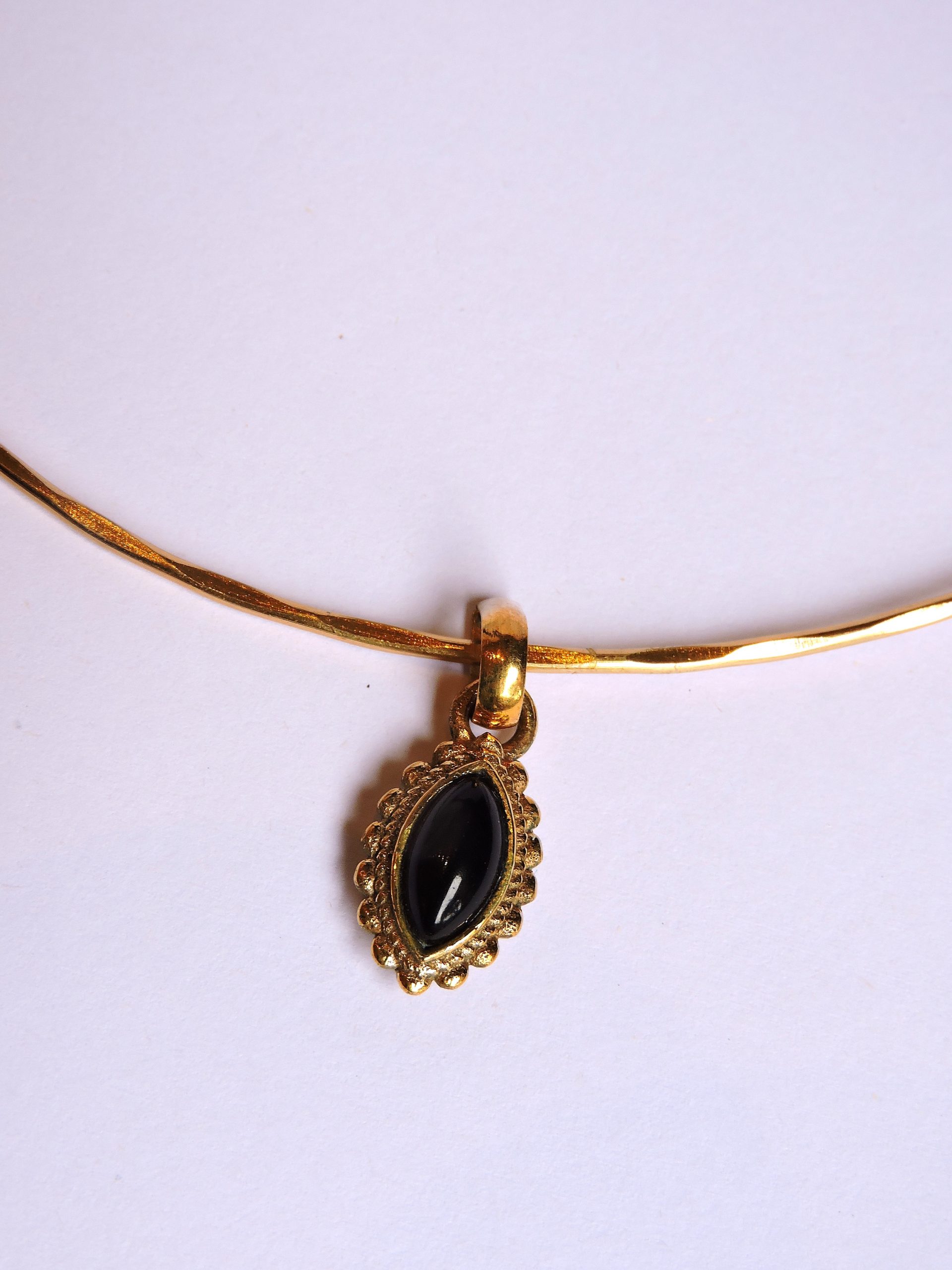 Collier en laiton doré avec pendentif orné d'une pierre naturelle d'onyx.