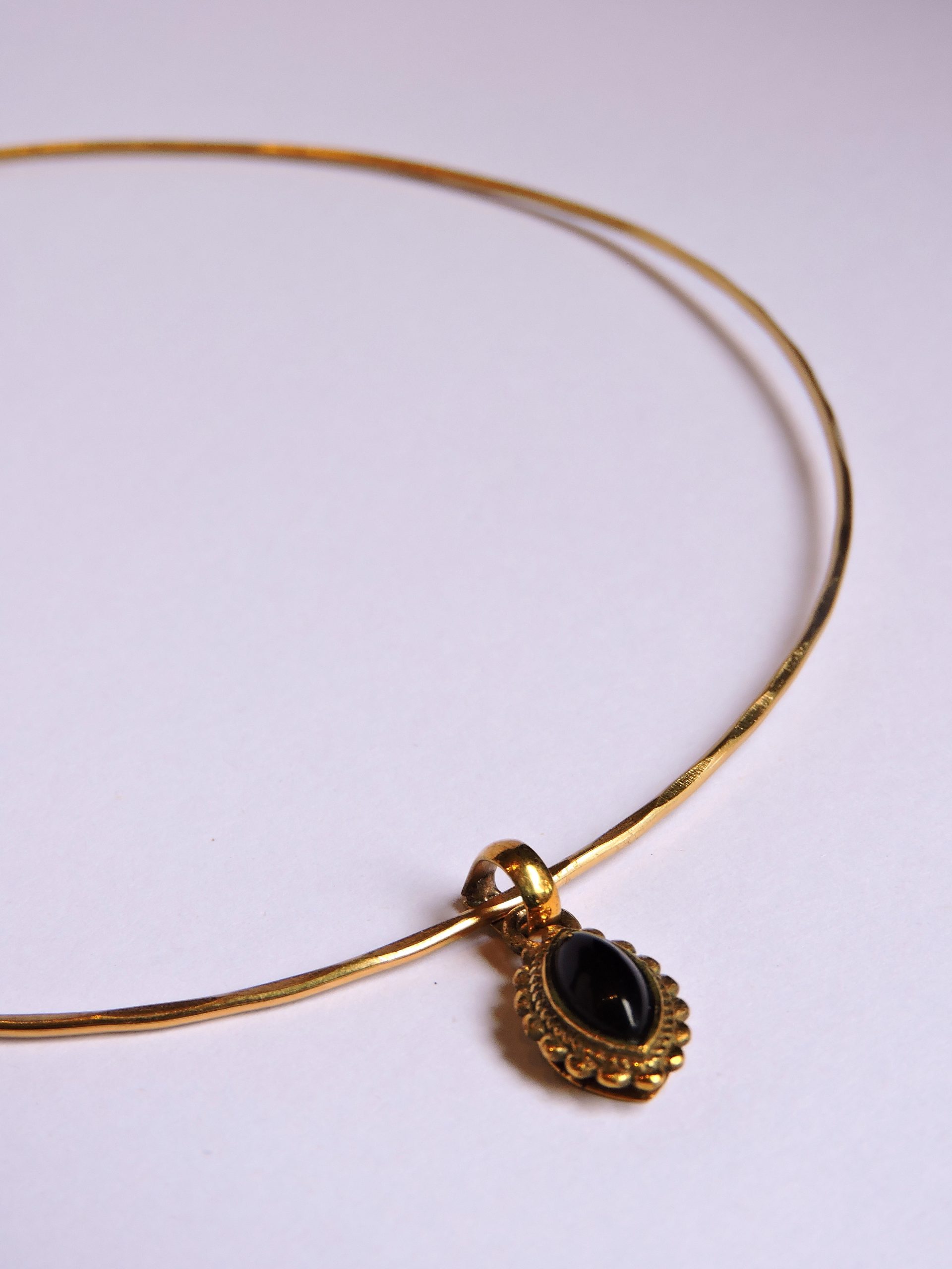 Collier en laiton doré avec pendentif orné d'une pierre naturelle d'onyx.