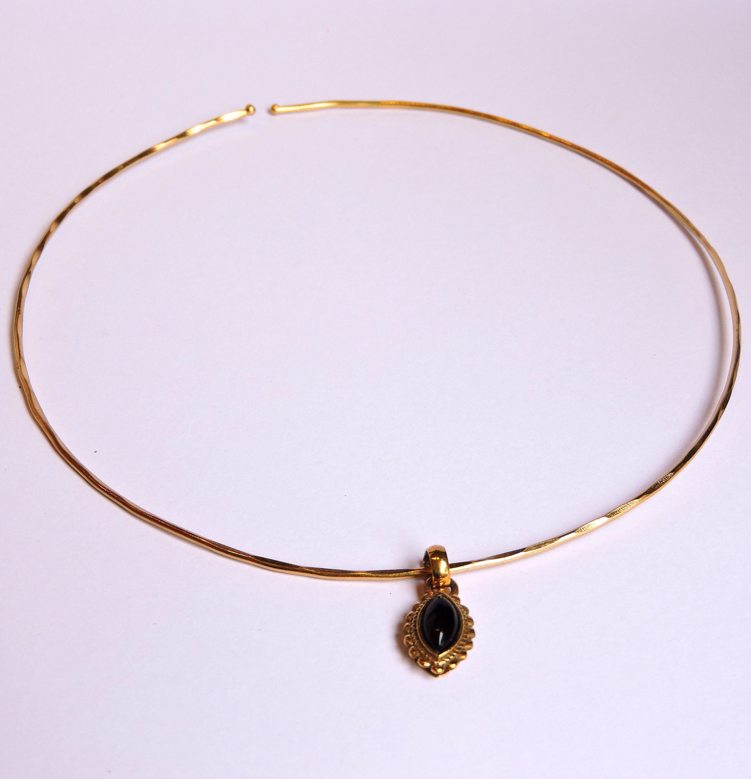 Collier en laiton doré avec pendentif orné d'une pierre naturelle d'onyx.