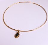 Collier en laiton doré avec pendentif orné d'une pierre naturelle d'onyx.