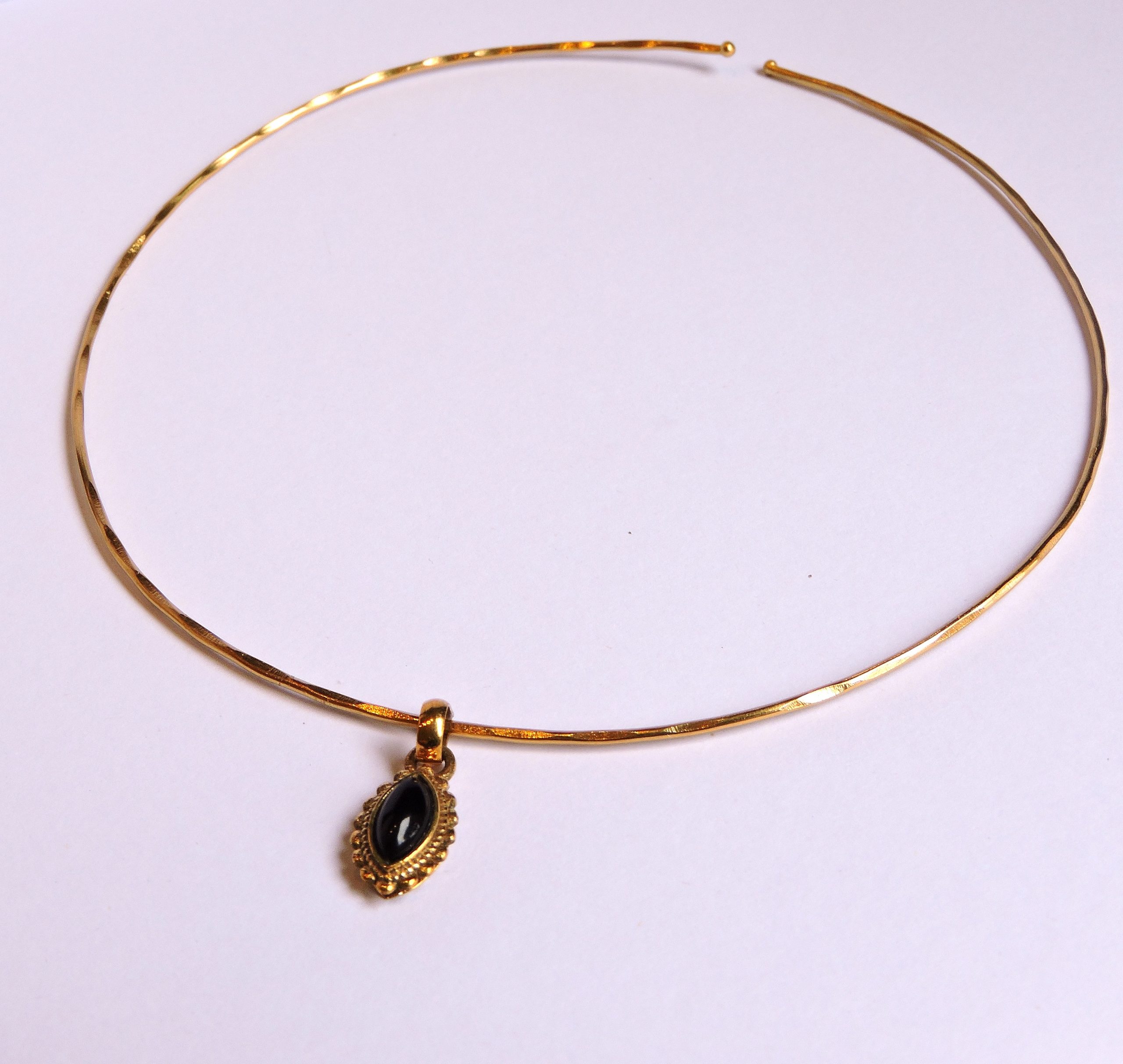 Collier en laiton doré avec pendentif orné d'une pierre naturelle d'onyx.