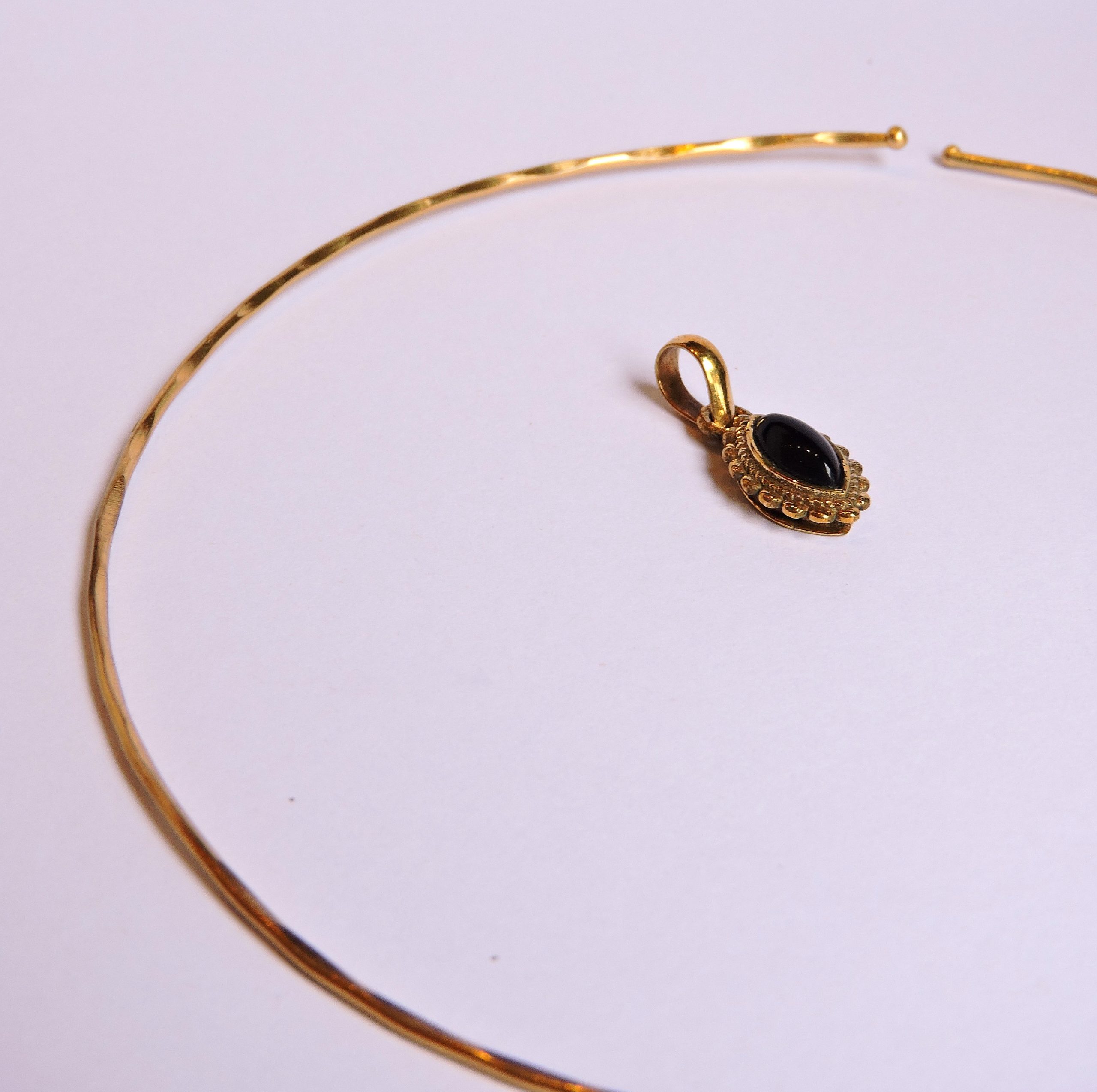 Collier en laiton doré avec pendentif orné d'une pierre naturelle d'onyx.