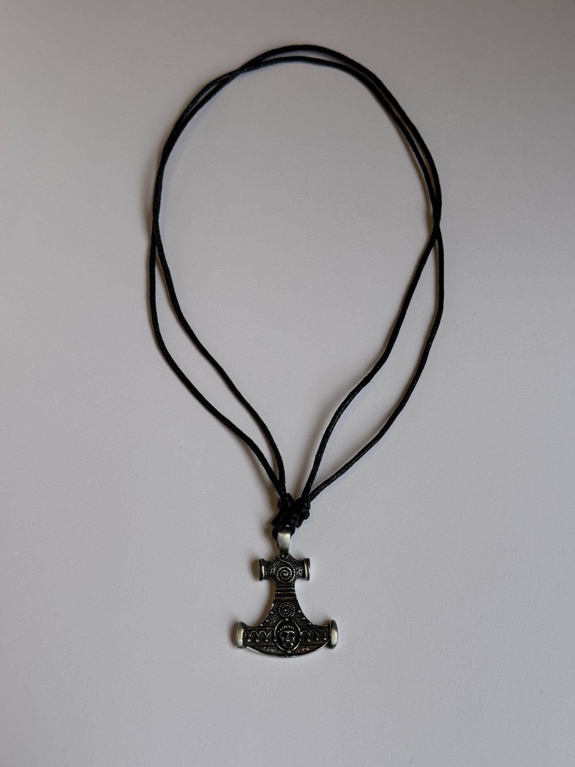 Collier étain marteau thor Collier étain marteau thor